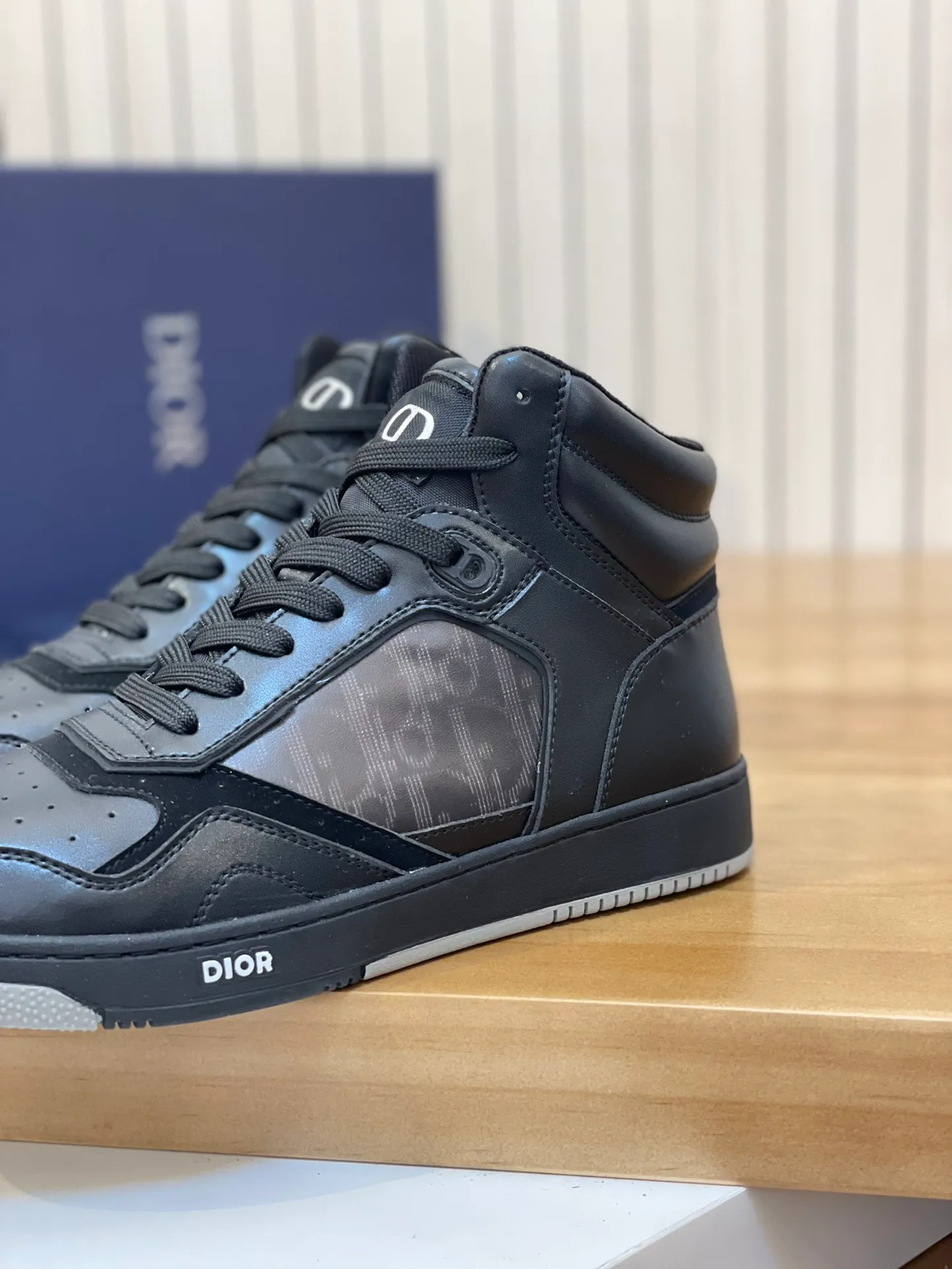 Men's shoes: 💰P460¥ Product trademark: Dior* "Dior*" high-top casual shoes Regular size: 38-44 (can be customized to 45.46) Product materials: Upper imported cowhide stitched with original fabric, breathable lining, original outsole. Number: 1006